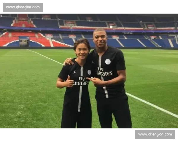 奥纳纳布基纳法索获总统接见 赠欧联杯签名球衣表敬意