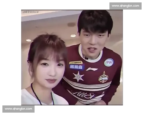 杨瀚森 NBA 选秀夜藏爱！袖口绣女友名 + 情侣手链实锤，青梅竹马太甜了